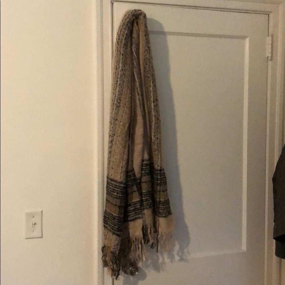Loft Scarf - Picture 2 of 3